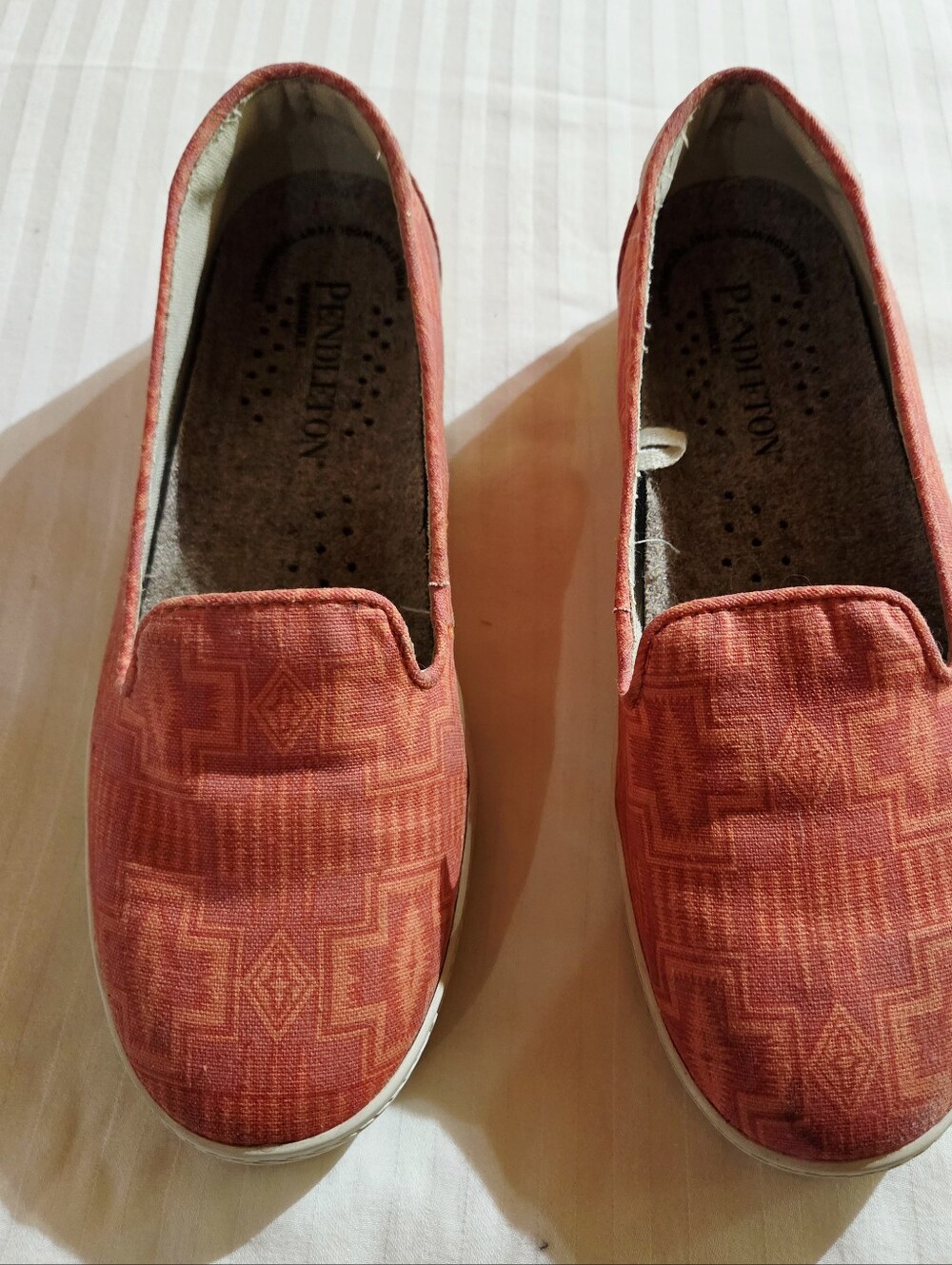 Pendleton Women's Slip-On Flats in Coral Orange Woven Pattern Size 7